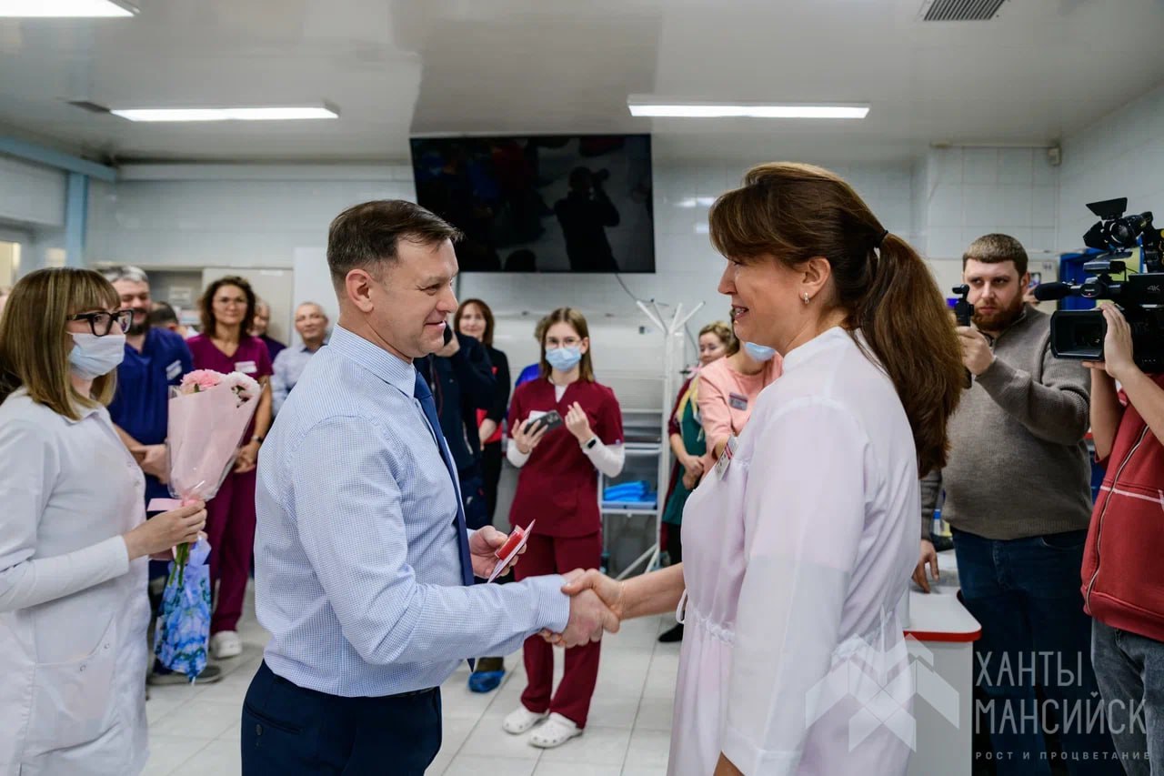 22 почётным донорам Ханты-Мансийска вручили удостоверения и значки в Центре переливания крови Окружной клинической больницы 22 почётным донорам Ханты-Мансийска вручили удостоверения и значки в Центре переливания крови Окружной клинической больницы