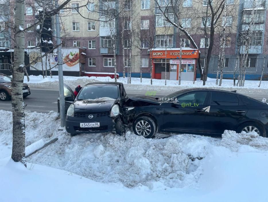 Авария с пострадавшей у перекрёстка Омская - проспект Победы