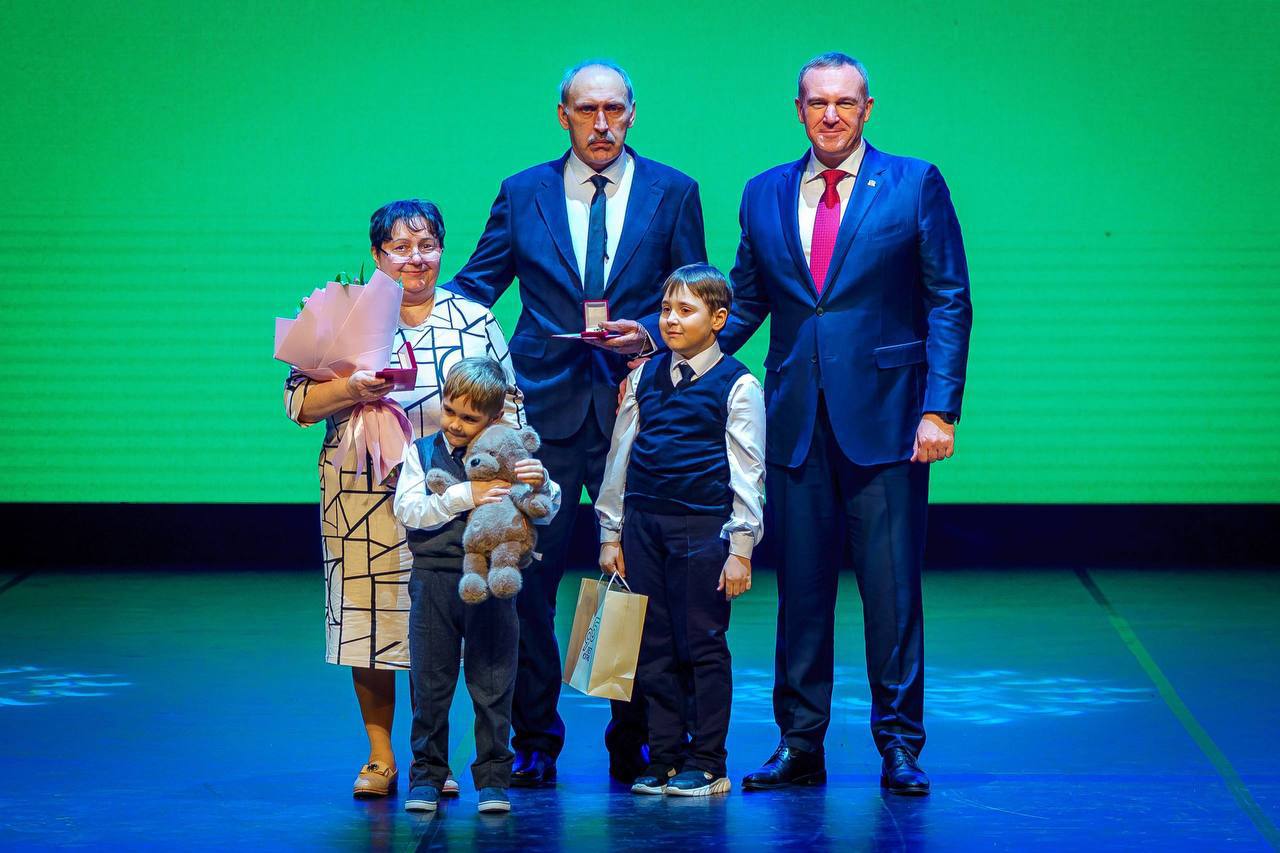 ГОРДИМСЯ!. Нижневартовские семьи получили награды от губернатора Югры! В преддверии Дня матери губернатор Югры Руслан Кухарук вручил государственные и региональные награды многодетным родителям ГОРДИМСЯ!. Нижневартовские семьи получили награды от губернатора Югры! В преддверии Дня матери губернатор Югры Руслан Кухарук вручил государственные и региональные награды многодетным родителям