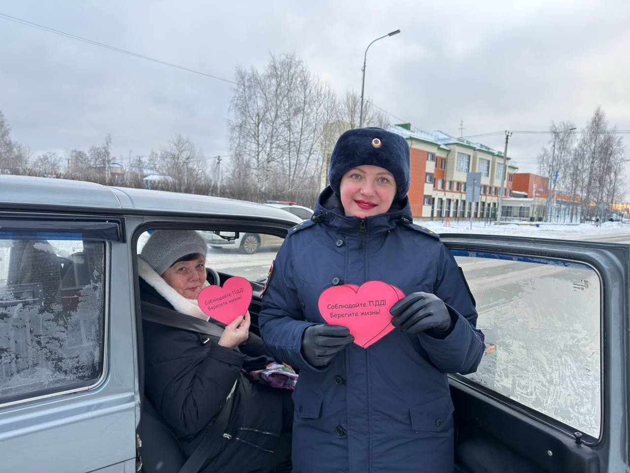 В преддверии Дня матери сотрудники Госавтоинспекции города Югорск и Советского района провели добрую акцию "Сердце безопасности", чтобы подарить женщинам праздничное настроение и напомнить о важности соблюдения ПДД В преддверии Дня матери сотрудники Госавтоинспекции города Югорск и Советского района провели добрую акцию "Сердце безопасности", чтобы подарить женщинам праздничное настроение и напомнить о важности соблюдения ПДД