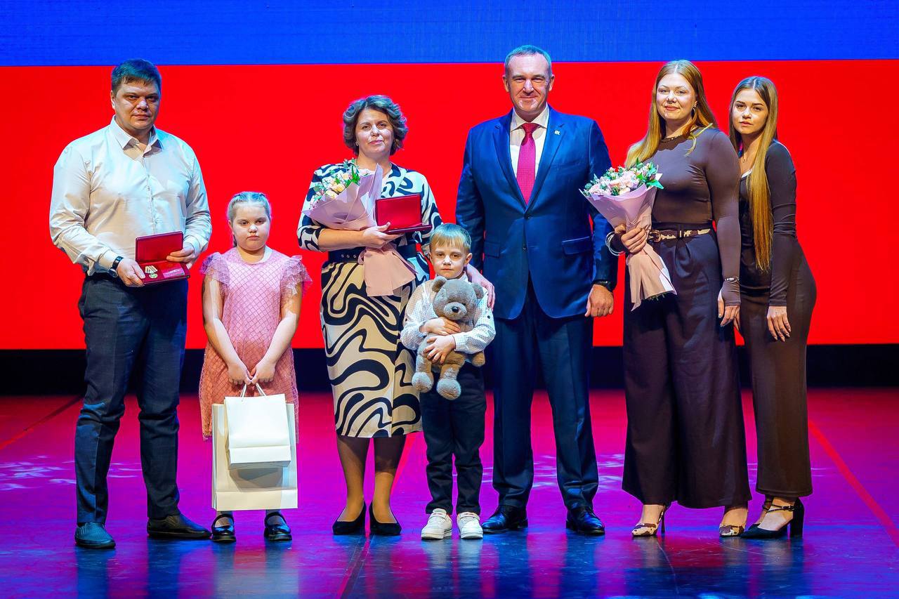 ГОРДИМСЯ!. Нижневартовские семьи получили награды от губернатора Югры! В преддверии Дня матери губернатор Югры Руслан Кухарук вручил государственные и региональные награды многодетным родителям ГОРДИМСЯ!. Нижневартовские семьи получили награды от губернатора Югры! В преддверии Дня матери губернатор Югры Руслан Кухарук вручил государственные и региональные награды многодетным родителям
