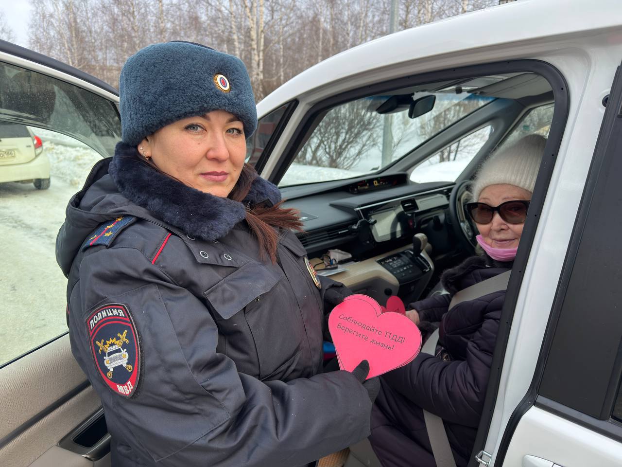 В преддверии Дня матери сотрудники Госавтоинспекции города Югорск и Советского района провели добрую акцию "Сердце безопасности", чтобы подарить женщинам праздничное настроение и напомнить о важности соблюдения ПДД