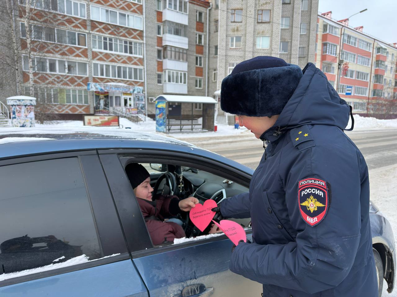 В преддверии Дня матери сотрудники Госавтоинспекции города Югорск и Советского района провели добрую акцию "Сердце безопасности", чтобы подарить женщинам праздничное настроение и напомнить о важности соблюдения ПДД В преддверии Дня матери сотрудники Госавтоинспекции города Югорск и Советского района провели добрую акцию "Сердце безопасности", чтобы подарить женщинам праздничное настроение и напомнить о важности соблюдения ПДД