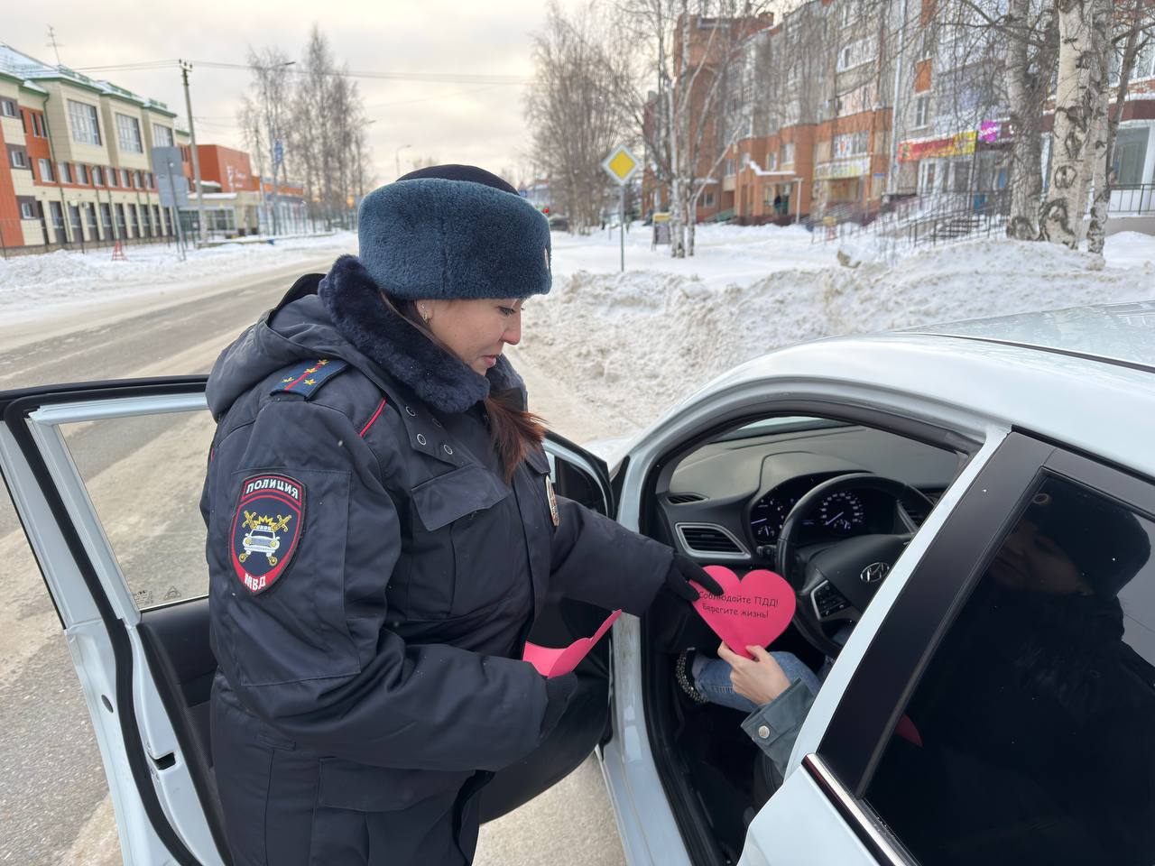 В преддверии Дня матери сотрудники Госавтоинспекции города Югорск и Советского района провели добрую акцию "Сердце безопасности", чтобы подарить женщинам праздничное настроение и напомнить о важности соблюдения ПДД В преддверии Дня матери сотрудники Госавтоинспекции города Югорск и Советского района провели добрую акцию "Сердце безопасности", чтобы подарить женщинам праздничное настроение и напомнить о важности соблюдения ПДД