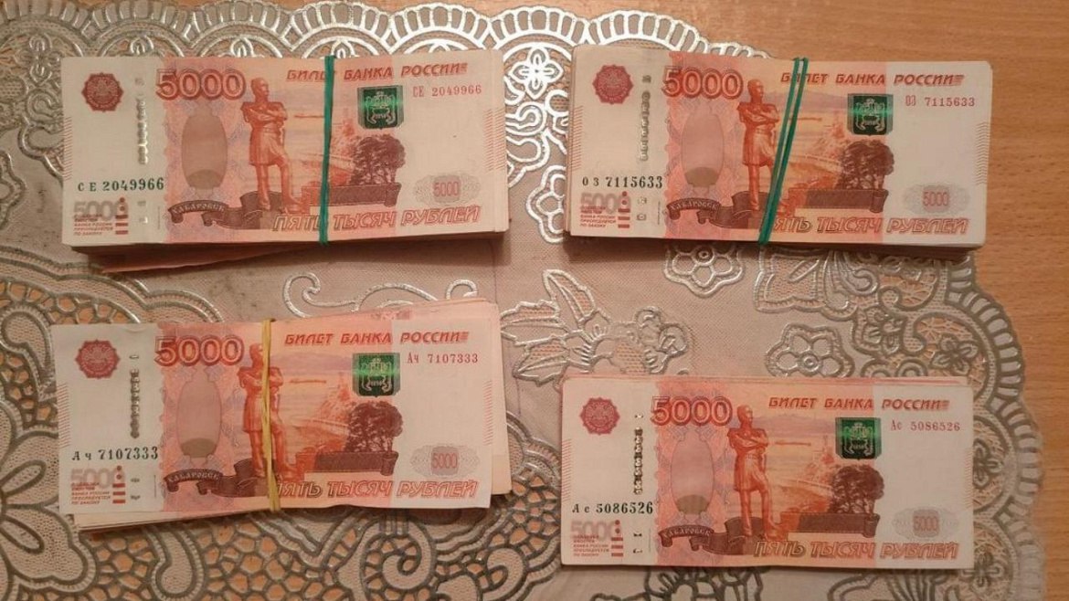 Благодаря бдительности пенсионерки из Югры полицейские задержали курьера аферистов Благодаря бдительности пенсионерки из Югры полицейские задержали курьера аферистов