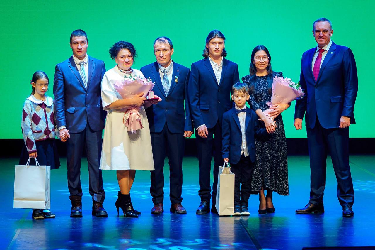 В Югре наградили многодетных родителей в преддверии Дня матери В Югре наградили многодетных родителей в преддверии Дня матери