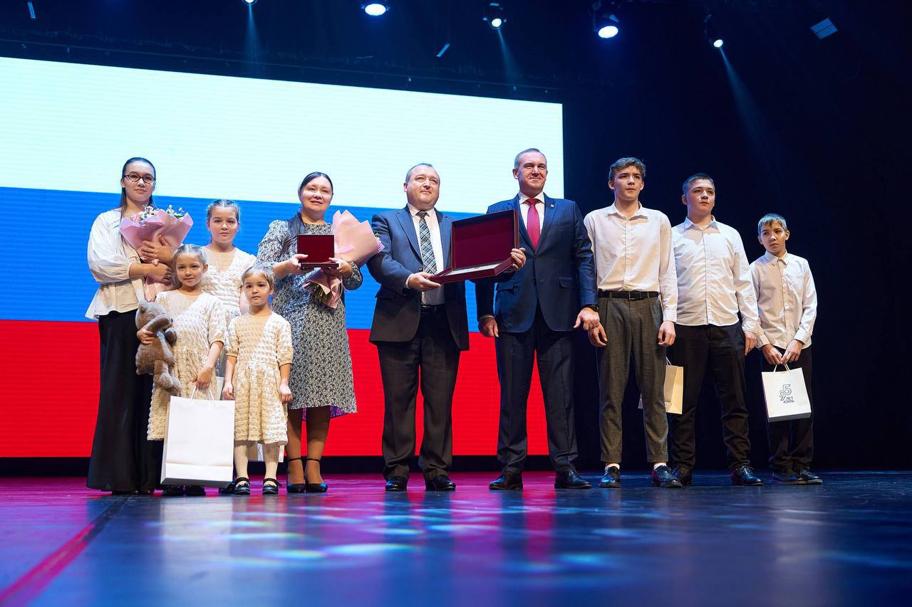 ГОРДИМСЯ!. Нижневартовские семьи получили награды от губернатора Югры! В преддверии Дня матери губернатор Югры Руслан Кухарук вручил государственные и региональные награды многодетным родителям