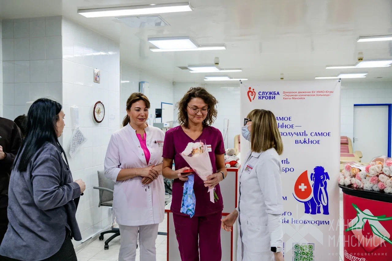 22 почётным донорам Ханты-Мансийска вручили удостоверения и значки в Центре переливания крови Окружной клинической больницы 22 почётным донорам Ханты-Мансийска вручили удостоверения и значки в Центре переливания крови Окружной клинической больницы