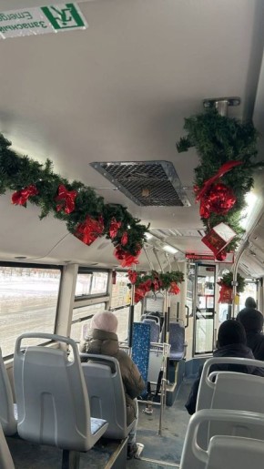 Праздник к нам приходит. В автобусе