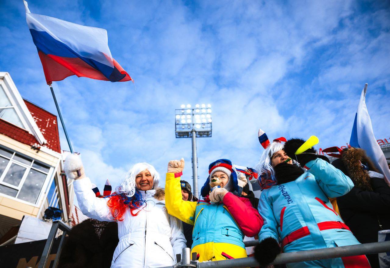 Какая разница, какая погода? На трибунах в Ханты-Мансийске всегда тепло! Какая разница, какая погода? На трибунах в Ханты-Мансийске всегда тепло!