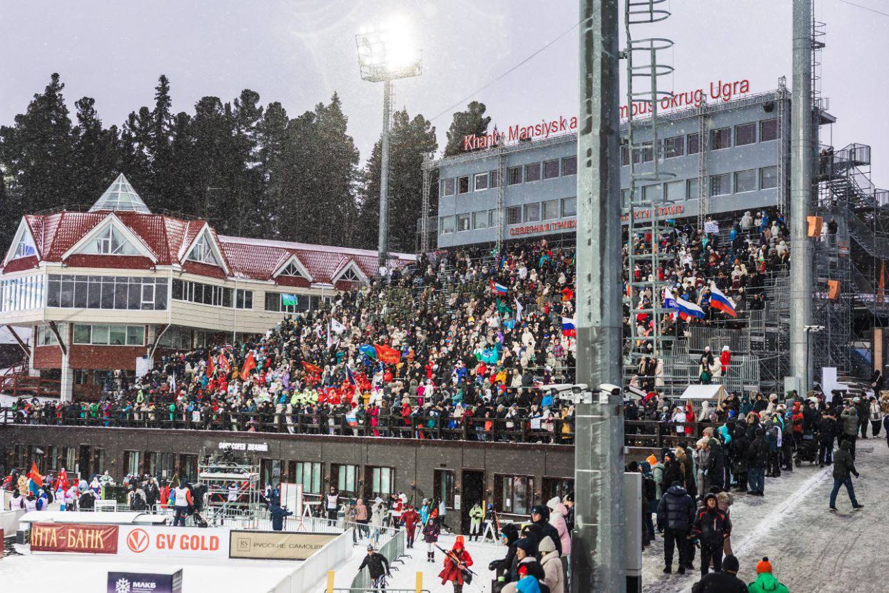 Какая разница, какая погода? На трибунах в Ханты-Мансийске всегда тепло! Какая разница, какая погода? На трибунах в Ханты-Мансийске всегда тепло!