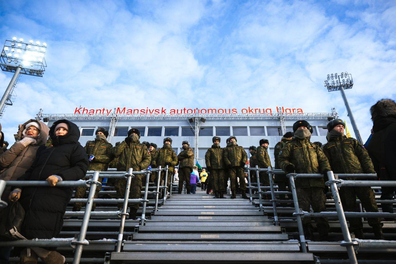 Какая разница, какая погода? На трибунах в Ханты-Мансийске всегда тепло! Какая разница, какая погода? На трибунах в Ханты-Мансийске всегда тепло!