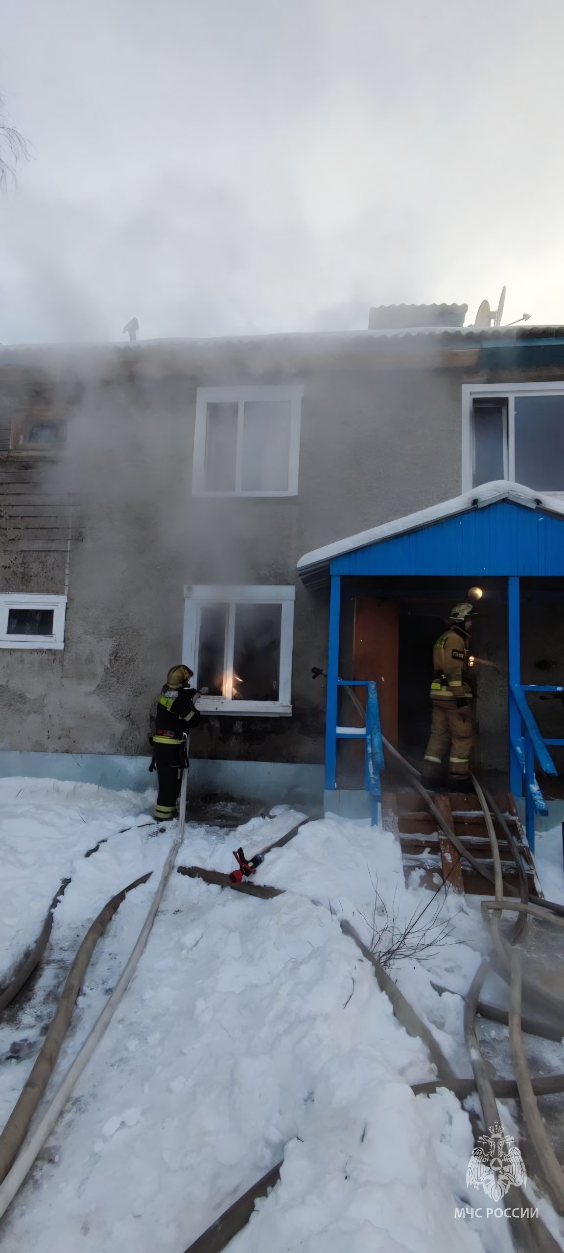 В Лянторе пожарные МЧС Югры спасли ребёнка и двух взрослых из горящего дома В Лянторе пожарные МЧС Югры спасли ребёнка и двух взрослых из горящего дома
