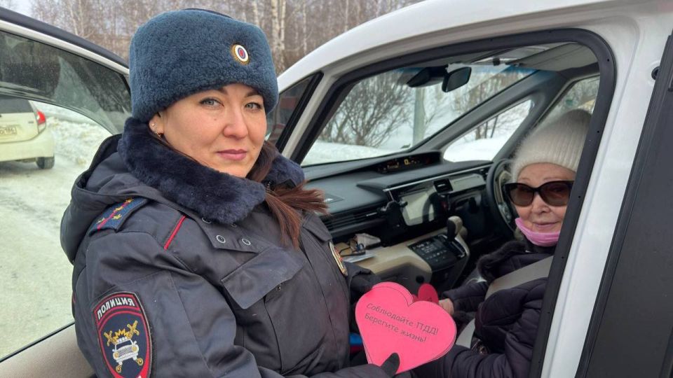 Мам за рулём поздравили полицейские Югры