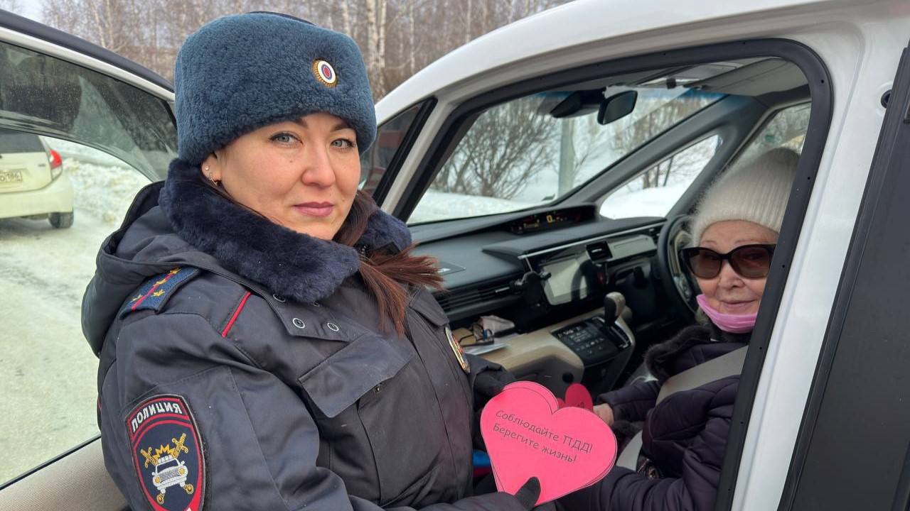 Мам за рулём поздравили полицейские Югры