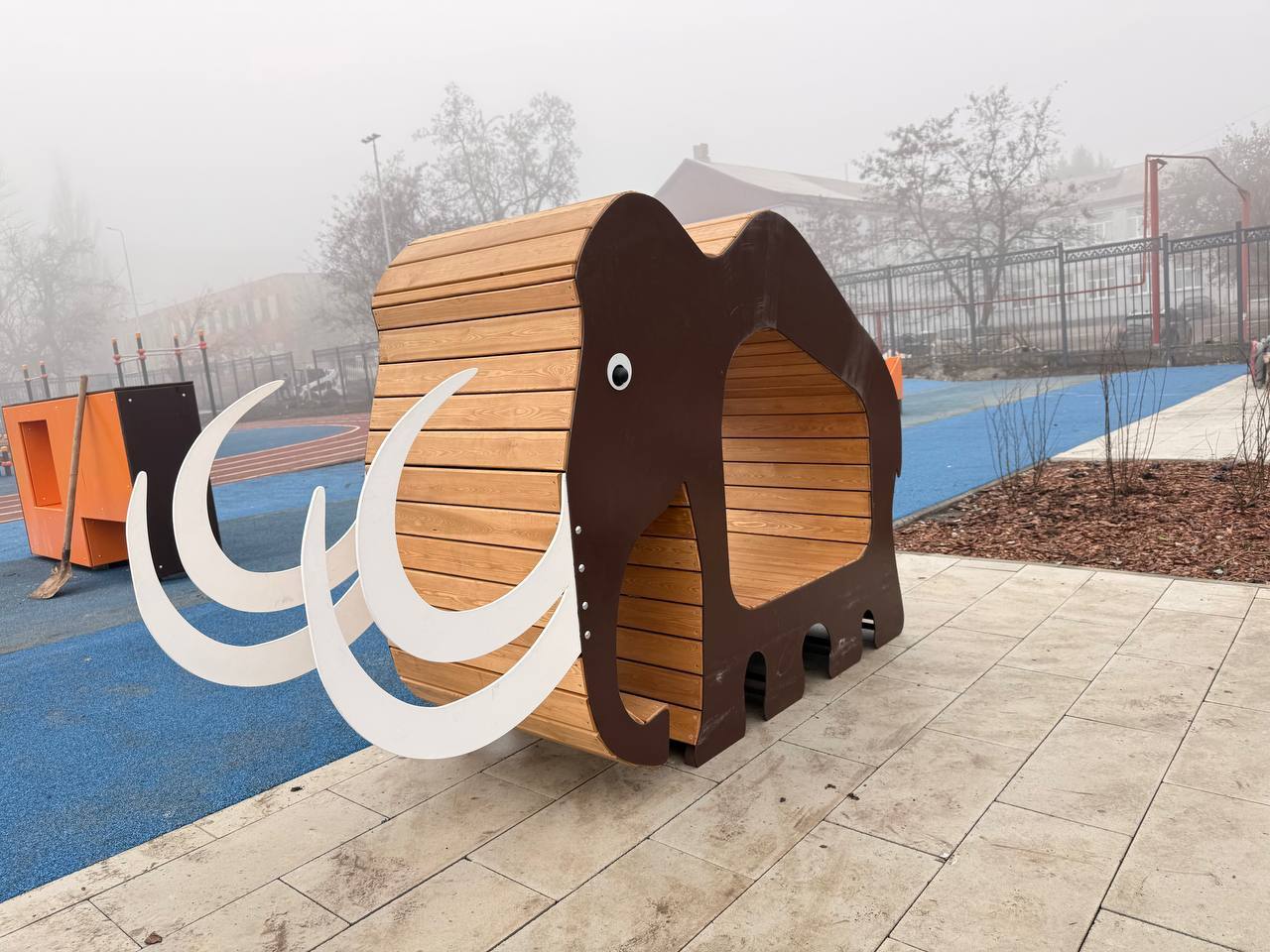 Югорские специалисты установили деревянных мамонтов на территории макеевского лицея