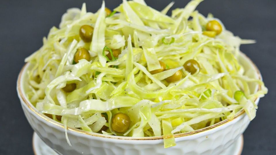 Салат с капустой и зеленым горошком: вкусно и просто