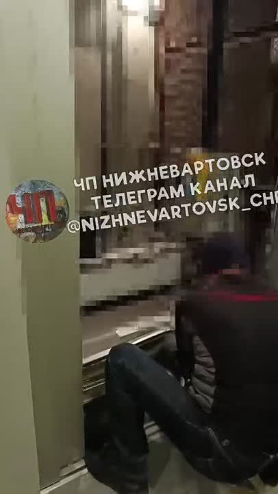 Новый лифт с пассажиром внутри сорвался на Ханты-Мансийской, 21