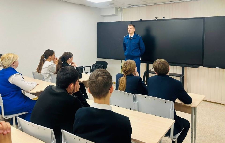Помощник природоохранного прокурора Матвей Евтеев провел урок патриотического воспитания для старшеклассников Лянторской школы №7