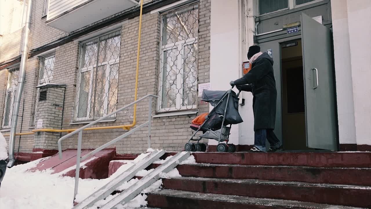 МЧС Югры предупреждает: опасность схода снега с крыш