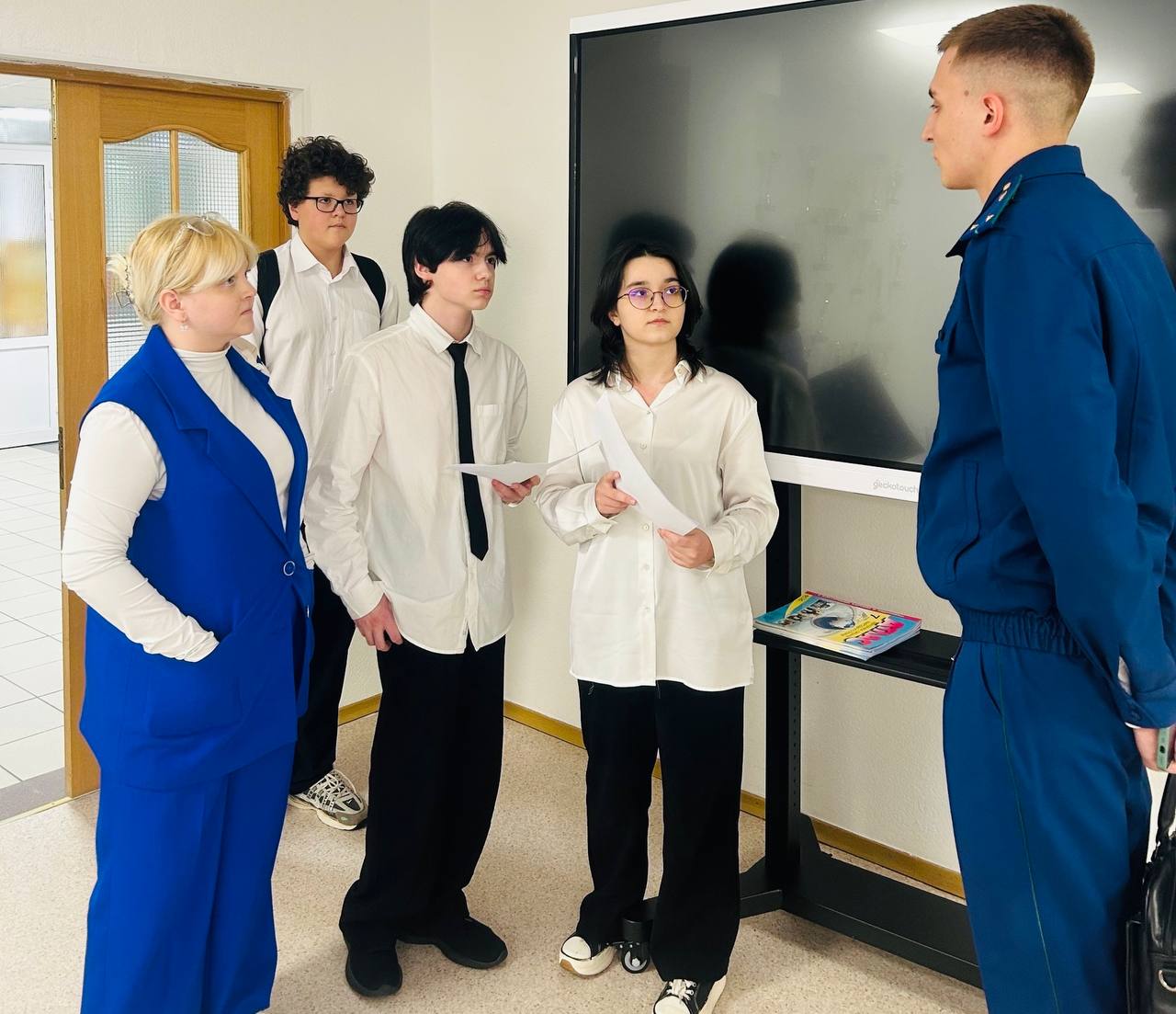 Помощник природоохранного прокурора Матвей Евтеев провел урок патриотического воспитания для старшеклассников Лянторской школы №7 Помощник природоохранного прокурора Матвей Евтеев провел урок патриотического воспитания для старшеклассников Лянторской школы №7