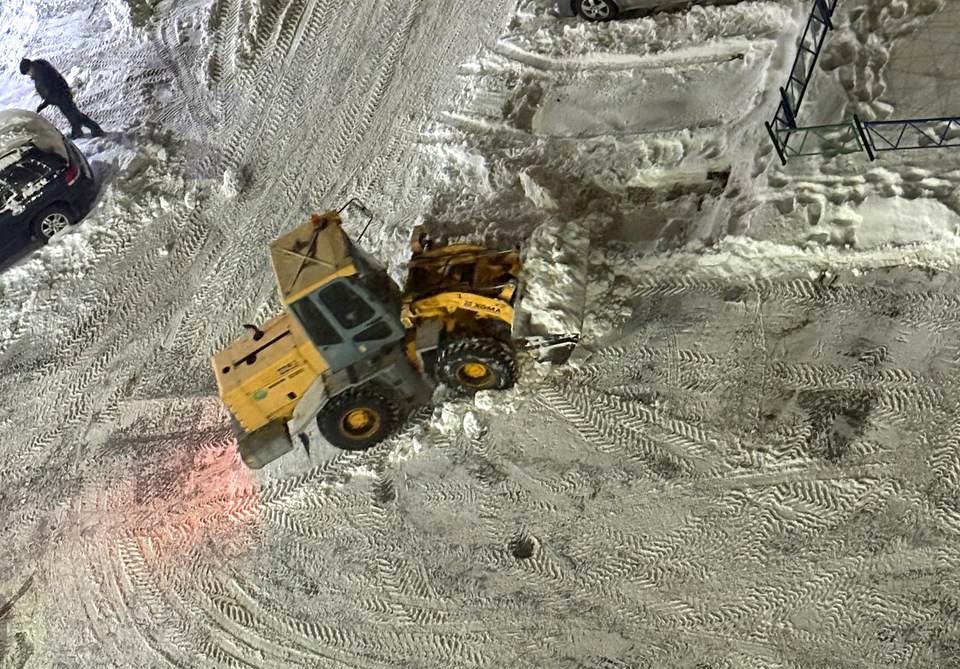 Дорожные службы города продолжают обеспечивать зимнее содержание улично-дорожной сети, тротуаров, остановочных павильонов, а также общественных пространств, включая городской парк, скверы и дворовые территории Дорожные службы города продолжают обеспечивать зимнее содержание улично-дорожной сети, тротуаров, остановочных павильонов, а также общественных пространств, включая городской парк, скверы и дворовые территории