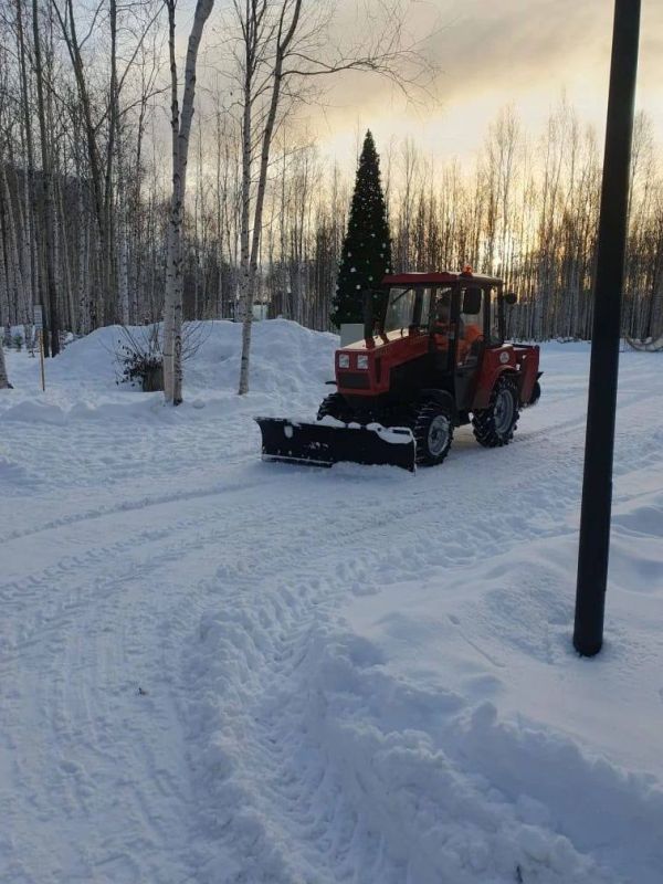 Дорожные службы города продолжают обеспечивать зимнее содержание улично-дорожной сети, тротуаров, остановочных павильонов, а также общественных пространств, включая городской парк, скверы и дворовые территории