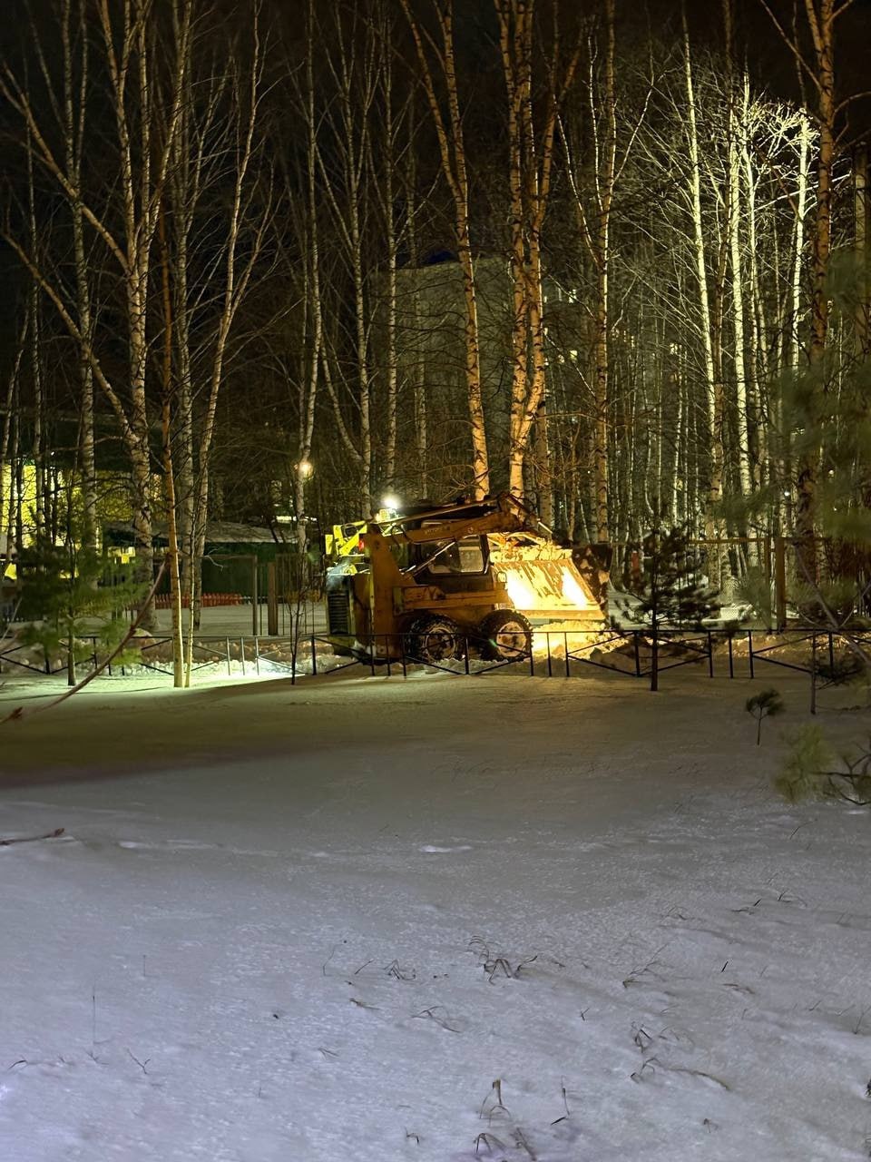 Дорожные службы города продолжают обеспечивать зимнее содержание улично-дорожной сети, тротуаров, остановочных павильонов, а также общественных пространств, включая городской парк, скверы и дворовые территории Дорожные службы города продолжают обеспечивать зимнее содержание улично-дорожной сети, тротуаров, остановочных павильонов, а также общественных пространств, включая городской парк, скверы и дворовые территории