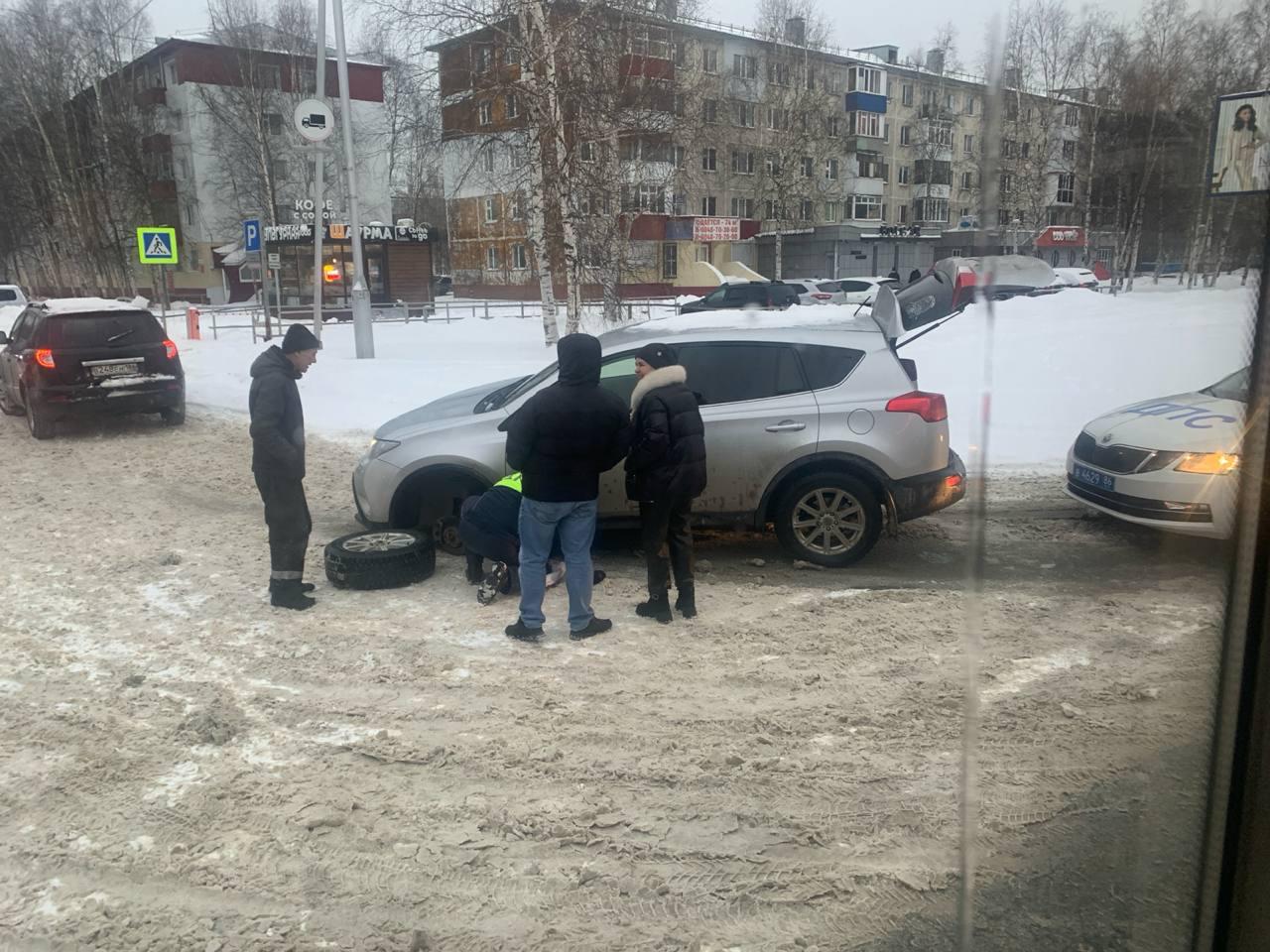 Лейтенант Ламп не оставил вартовчанку в беде и починил ей машину Лейтенант Ламп не оставил вартовчанку в беде и починил ей машину