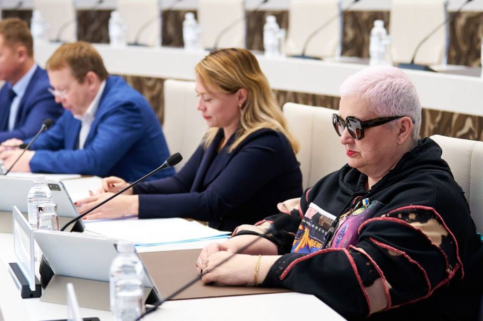 В преддверии Международного дня инвалидов губернатор Югры Руслан Кухарук наградил лауреатов премии для людей с инвалидностью – представителей творческих профессий за достижения в области культуры и искусства в 2025 году В преддверии Международного дня инвалидов губернатор Югры Руслан Кухарук наградил лауреатов премии для людей с инвалидностью – представителей творческих профессий за достижения в области культуры и искусства в 2025 году