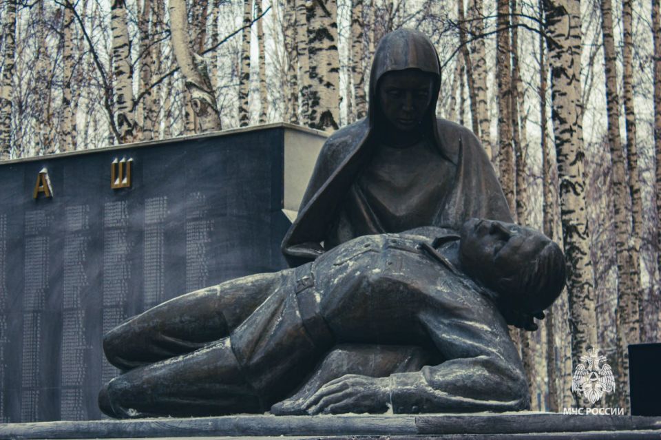 Сотрудники МЧС России почтили память Неизвестного солдата Сотрудники МЧС России почтили память Неизвестного солдата