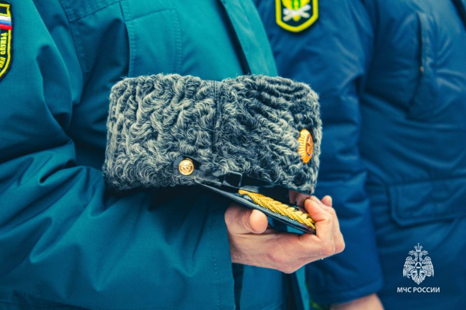 Сотрудники МЧС России почтили память Неизвестного солдата Сотрудники МЧС России почтили память Неизвестного солдата