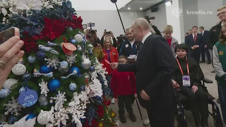 Президент России поучаствовал в новогодней акции «Елка желаний»