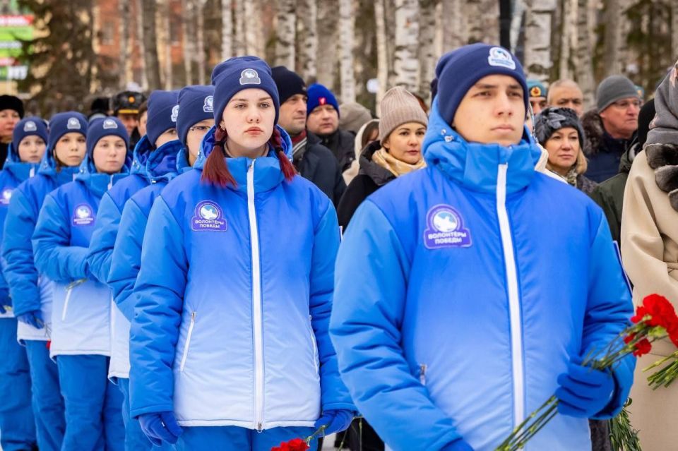 Максим Ряшин: Сегодня Ханты-Мансийск вместе со всей страной чтит память тех, кто отдал жизнь за мирное небо над Родиной и ее светлое будущее Максим Ряшин: Сегодня Ханты-Мансийск вместе со всей страной чтит память тех, кто отдал жизнь за мирное небо над Родиной и ее светлое будущее