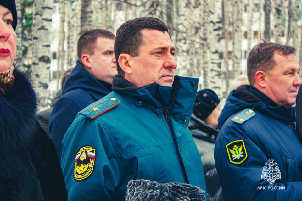 Сотрудники МЧС России почтили память Неизвестного солдата Сотрудники МЧС России почтили память Неизвестного солдата