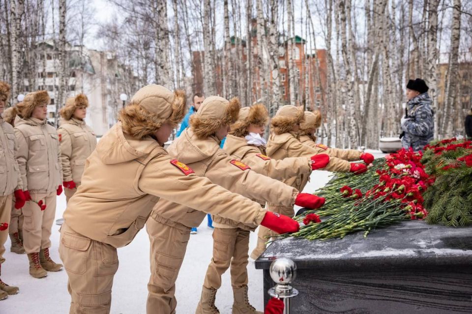 Максим Ряшин: Сегодня Ханты-Мансийск вместе со всей страной чтит память тех, кто отдал жизнь за мирное небо над Родиной и ее светлое будущее Максим Ряшин: Сегодня Ханты-Мансийск вместе со всей страной чтит память тех, кто отдал жизнь за мирное небо над Родиной и ее светлое будущее