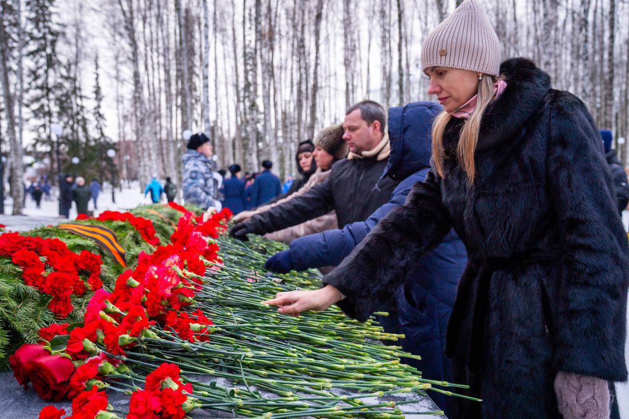 Ханты-Мансийск замер в минуте молчания у Вечного огня Ханты-Мансийск замер в минуте молчания у Вечного огня
