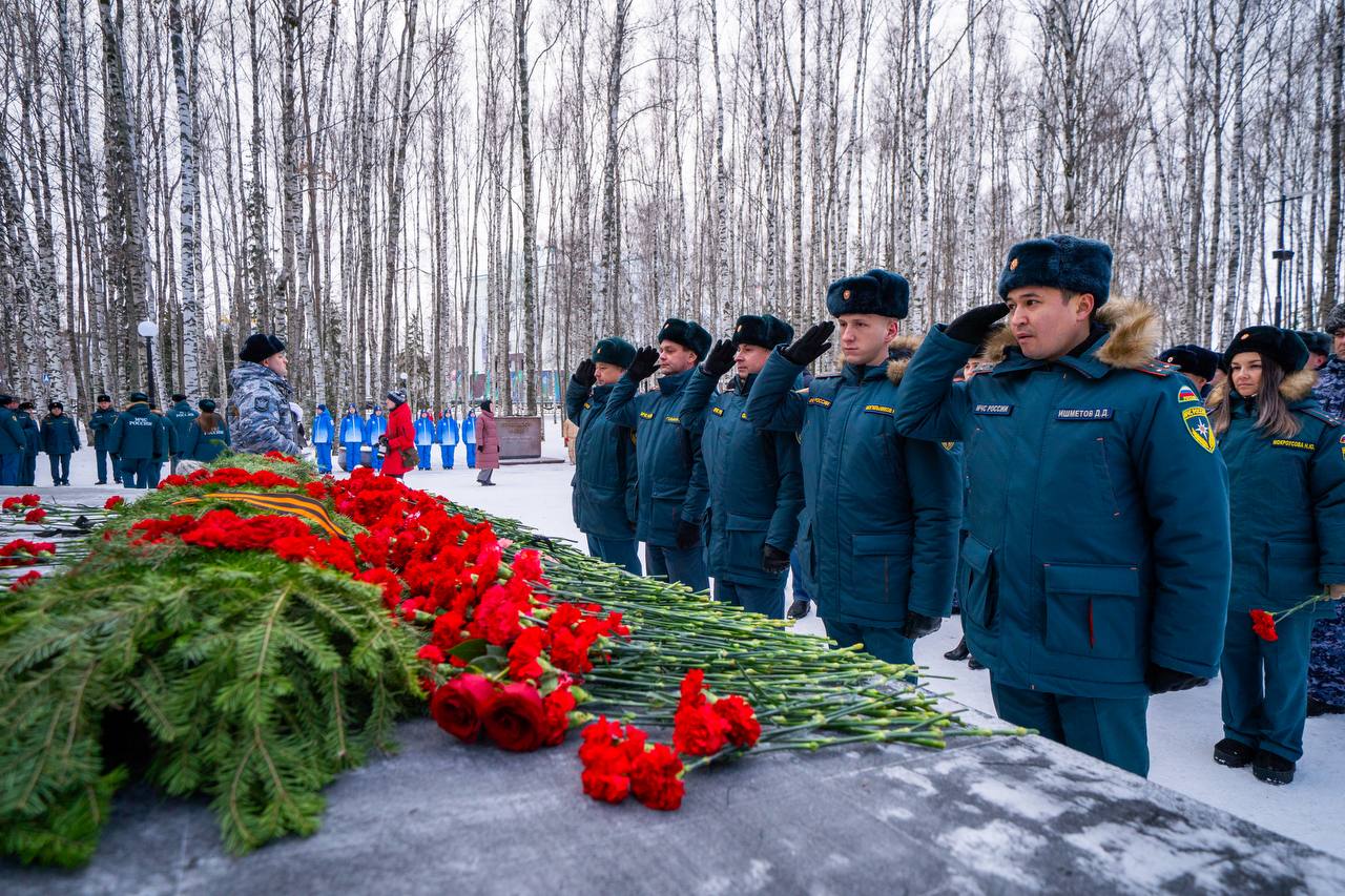 Ханты-Мансийск замер в минуте молчания у Вечного огня Ханты-Мансийск замер в минуте молчания у Вечного огня