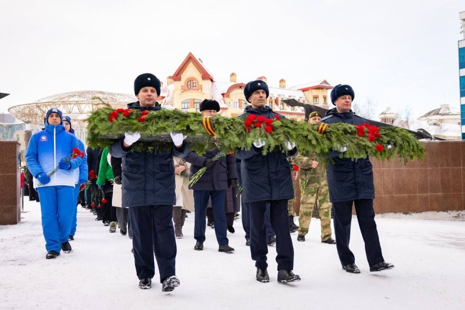 Максим Ряшин: Сегодня Ханты-Мансийск вместе со всей страной чтит память тех, кто отдал жизнь за мирное небо над Родиной и ее светлое будущее Максим Ряшин: Сегодня Ханты-Мансийск вместе со всей страной чтит память тех, кто отдал жизнь за мирное небо над Родиной и ее светлое будущее