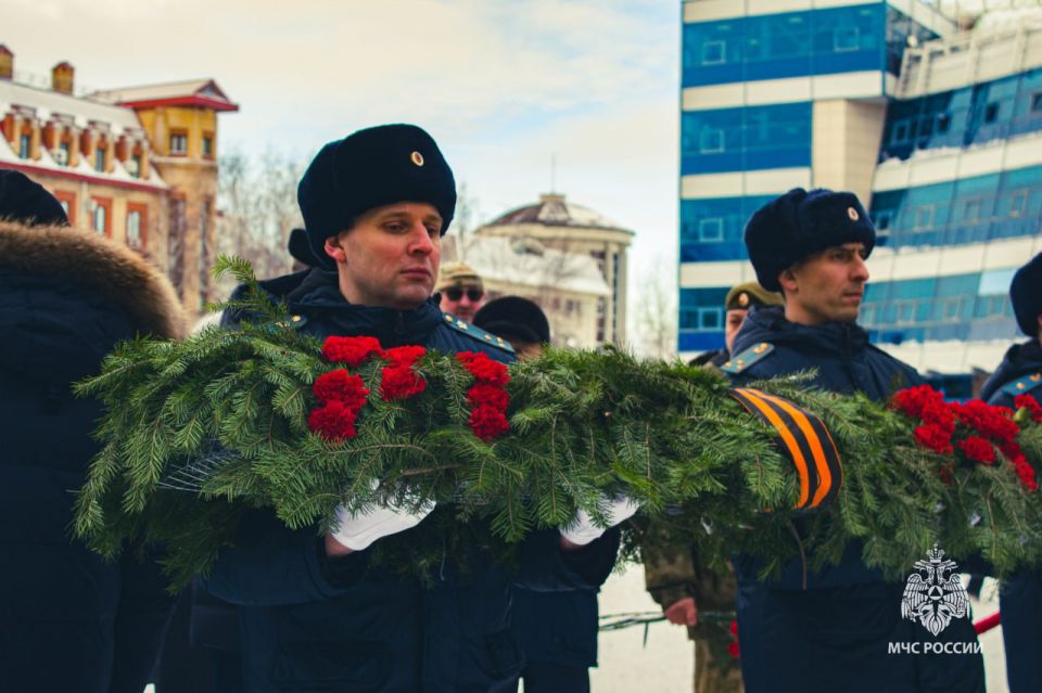 Сотрудники МЧС России почтили память Неизвестного солдата Сотрудники МЧС России почтили память Неизвестного солдата