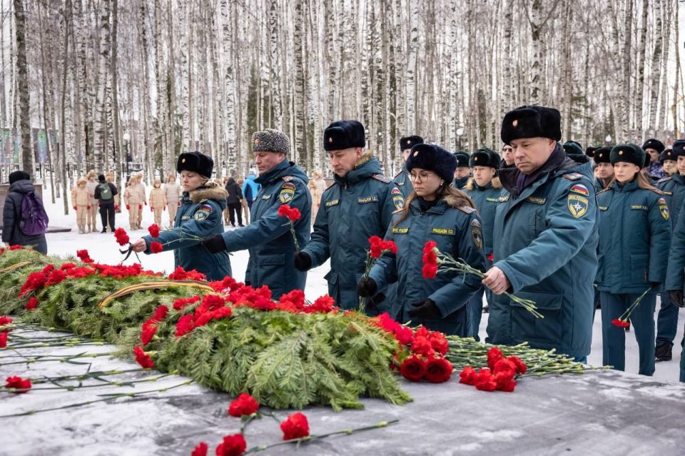 Максим Ряшин: Сегодня Ханты-Мансийск вместе со всей страной чтит память тех, кто отдал жизнь за мирное небо над Родиной и ее светлое будущее Максим Ряшин: Сегодня Ханты-Мансийск вместе со всей страной чтит память тех, кто отдал жизнь за мирное небо над Родиной и ее светлое будущее