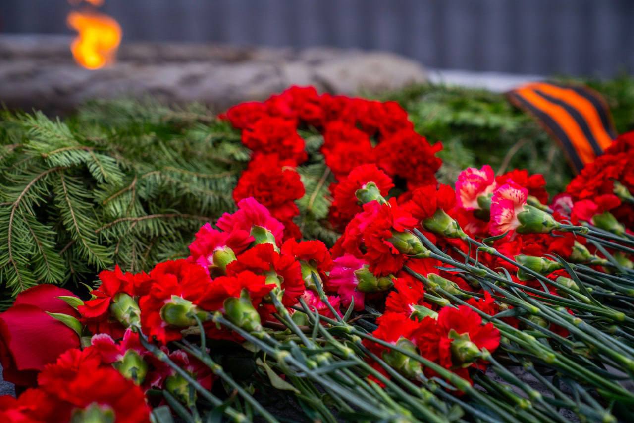 Ханты-Мансийск замер в минуте молчания у Вечного огня Ханты-Мансийск замер в минуте молчания у Вечного огня