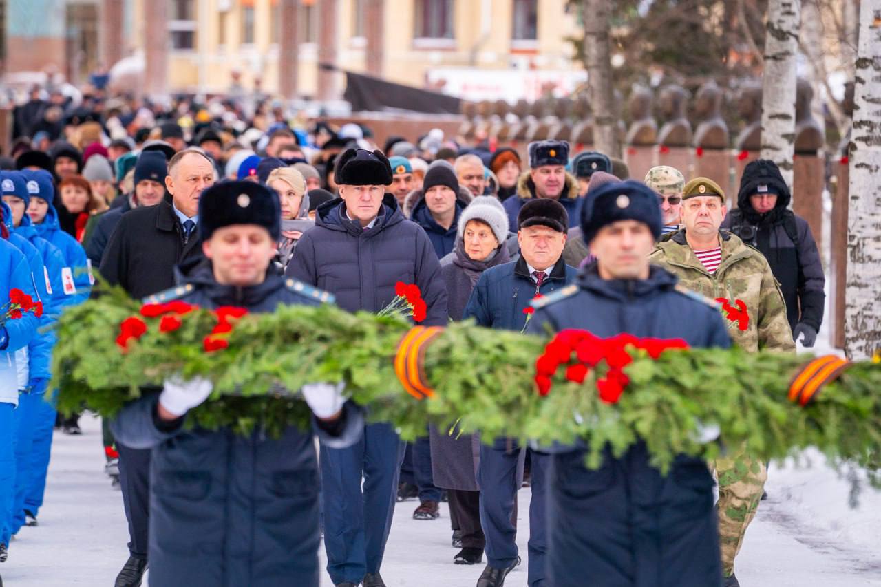 Ханты-Мансийск замер в минуте молчания у Вечного огня Ханты-Мансийск замер в минуте молчания у Вечного огня