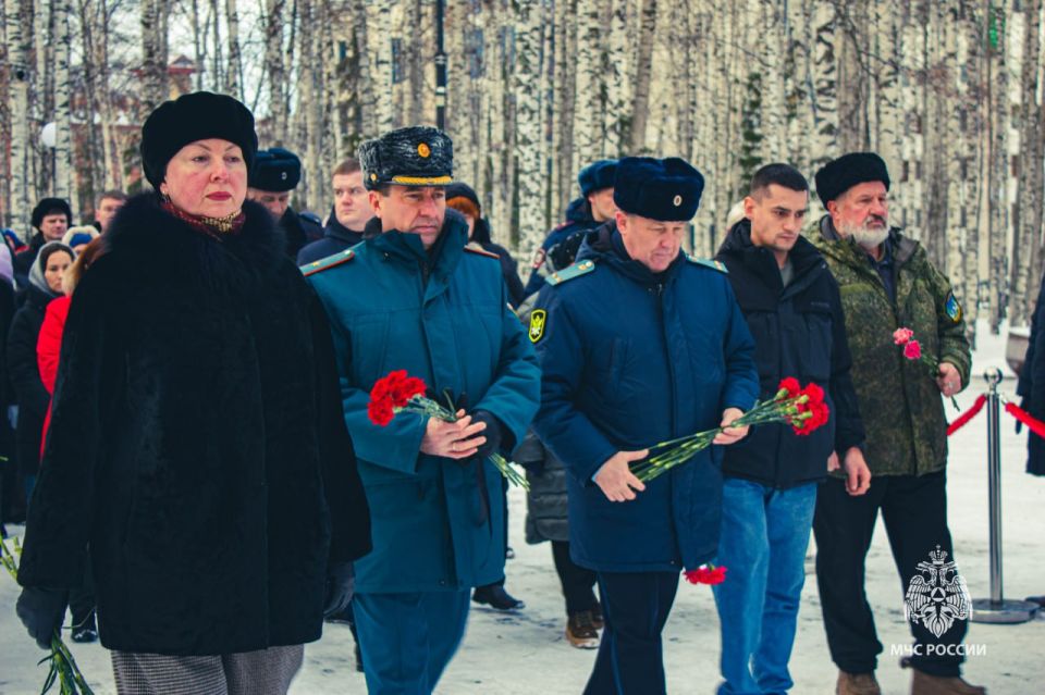 Сотрудники МЧС России почтили память Неизвестного солдата Сотрудники МЧС России почтили память Неизвестного солдата