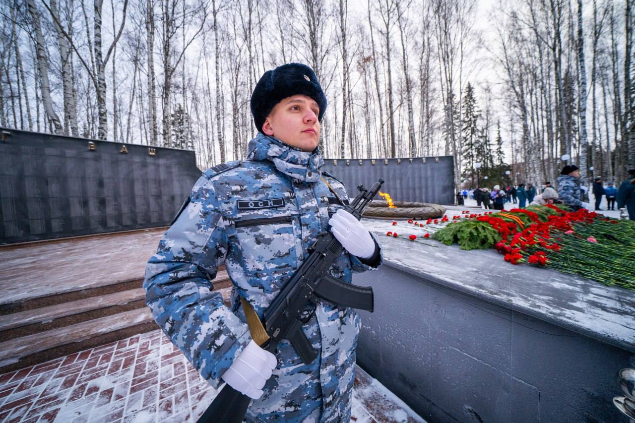 Ханты-Мансийск замер в минуте молчания у Вечного огня Ханты-Мансийск замер в минуте молчания у Вечного огня