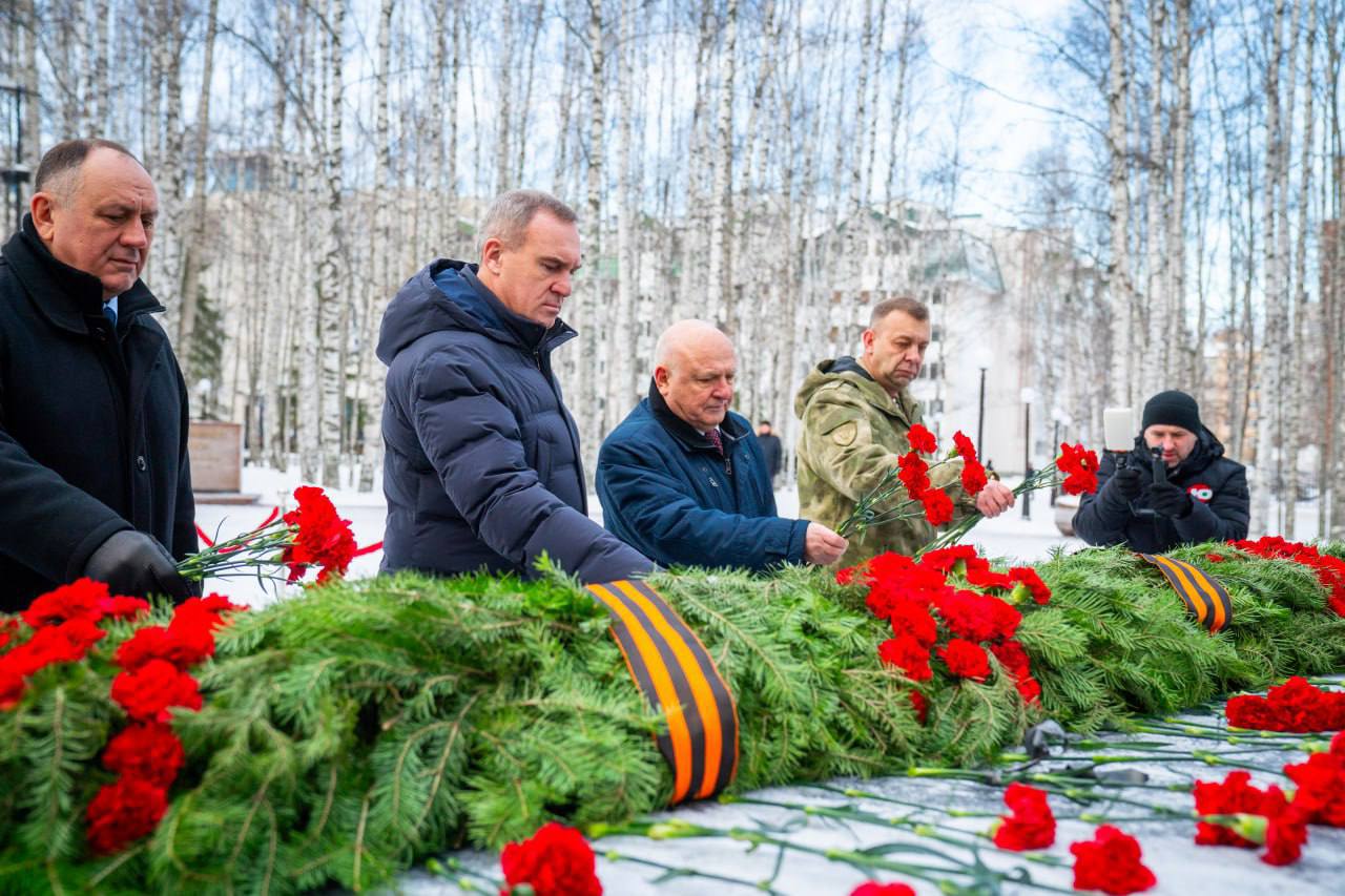 Ханты-Мансийск замер в минуте молчания у Вечного огня