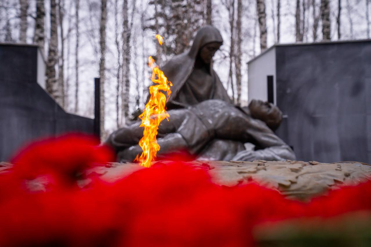 Ханты-Мансийск замер в минуте молчания у Вечного огня Ханты-Мансийск замер в минуте молчания у Вечного огня