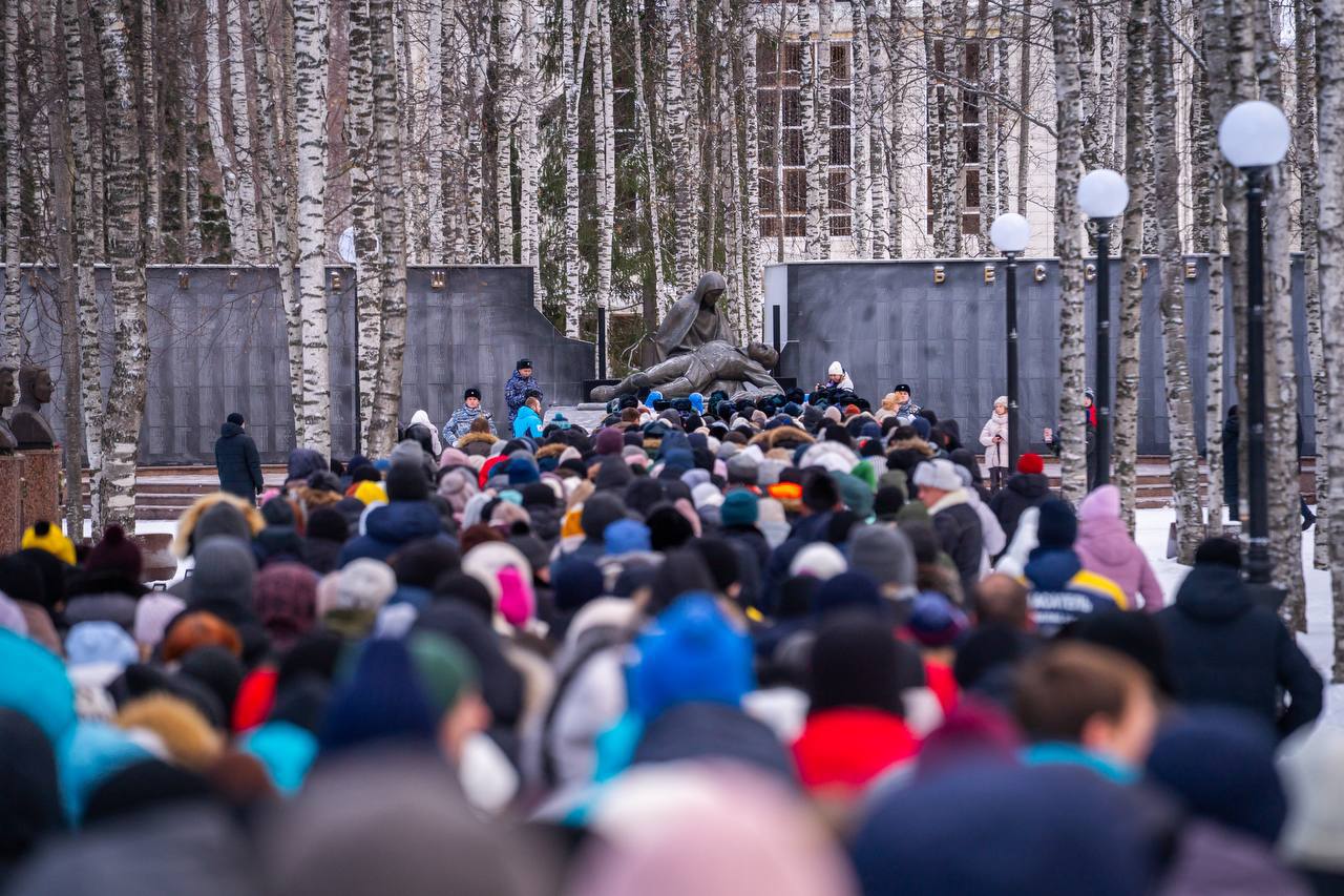 Ханты-Мансийск замер в минуте молчания у Вечного огня Ханты-Мансийск замер в минуте молчания у Вечного огня