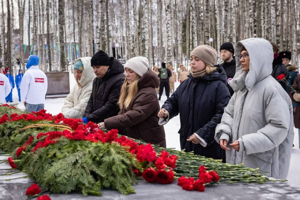 Максим Ряшин: Сегодня Ханты-Мансийск вместе со всей страной чтит память тех, кто отдал жизнь за мирное небо над Родиной и ее светлое будущее Максим Ряшин: Сегодня Ханты-Мансийск вместе со всей страной чтит память тех, кто отдал жизнь за мирное небо над Родиной и ее светлое будущее