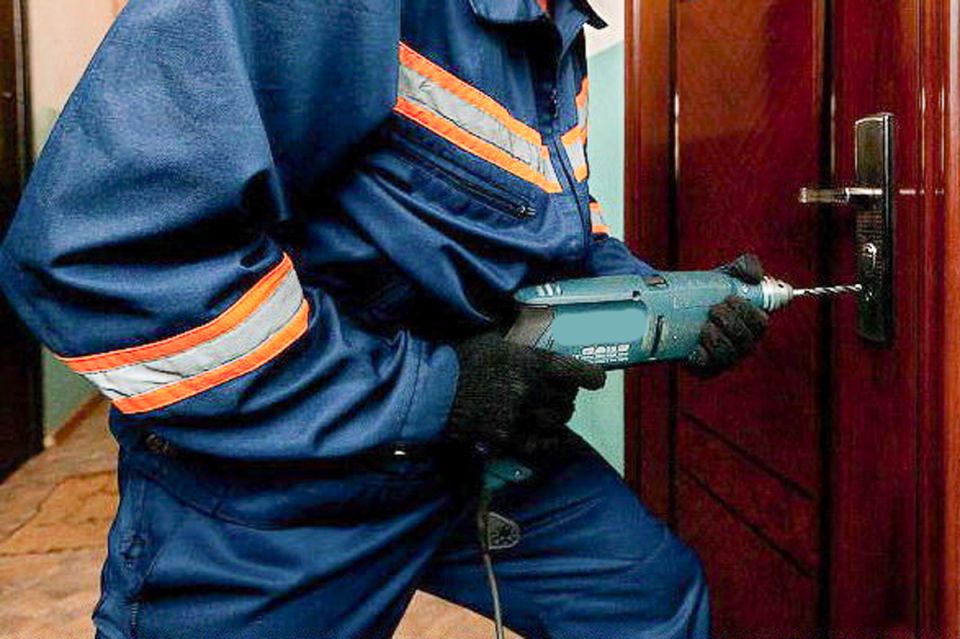 Необычная история: управляющая компания без разрешения вскрыла квартиру для запуска отопления